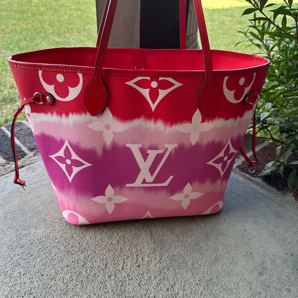 Louis Vuitton Escale MM  Neverfull Tote